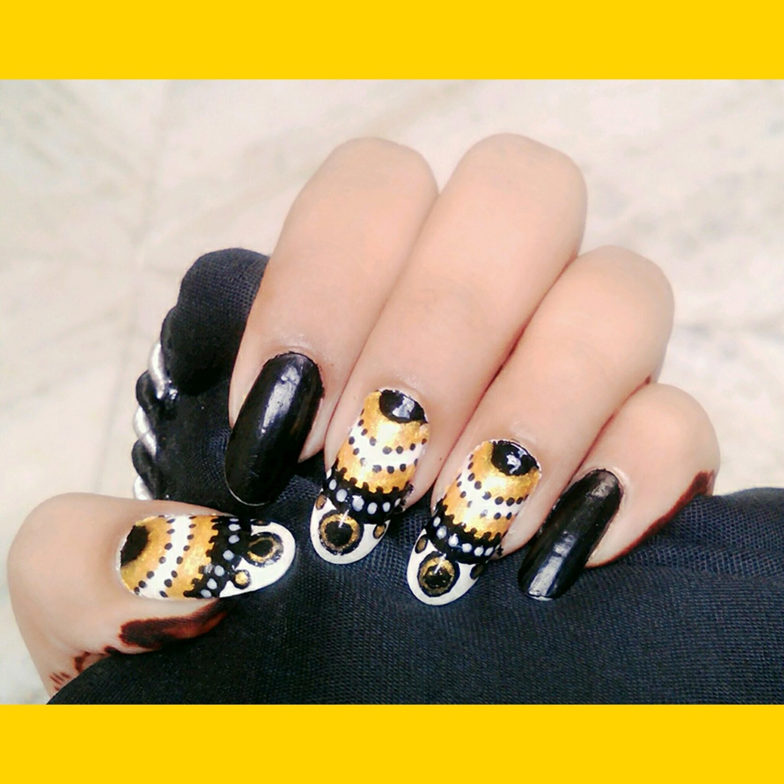Tortoiseshell gold accent nails ideas