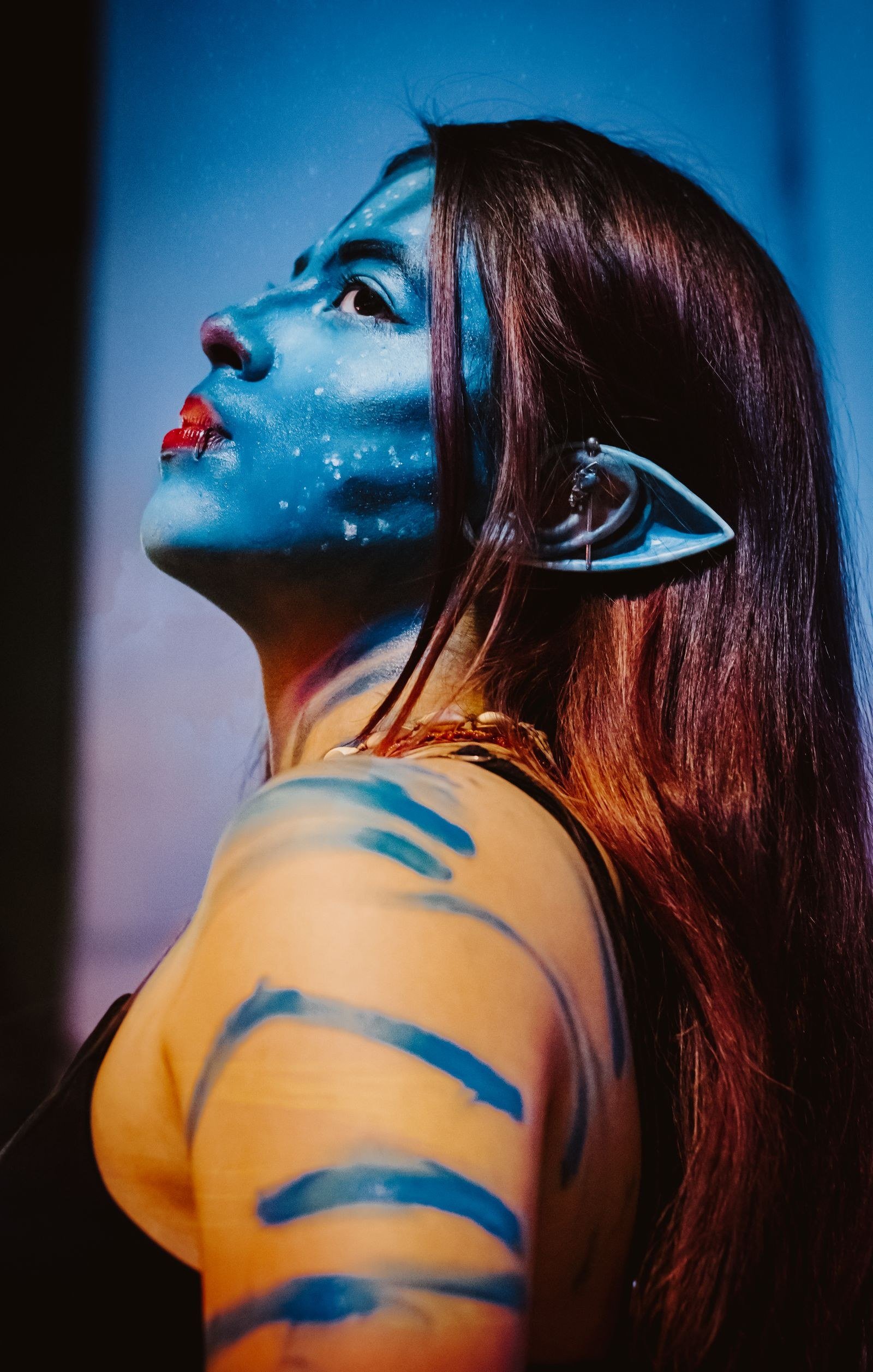 alien inspired makeup ideas — 2. Holographic Highlighter Placement