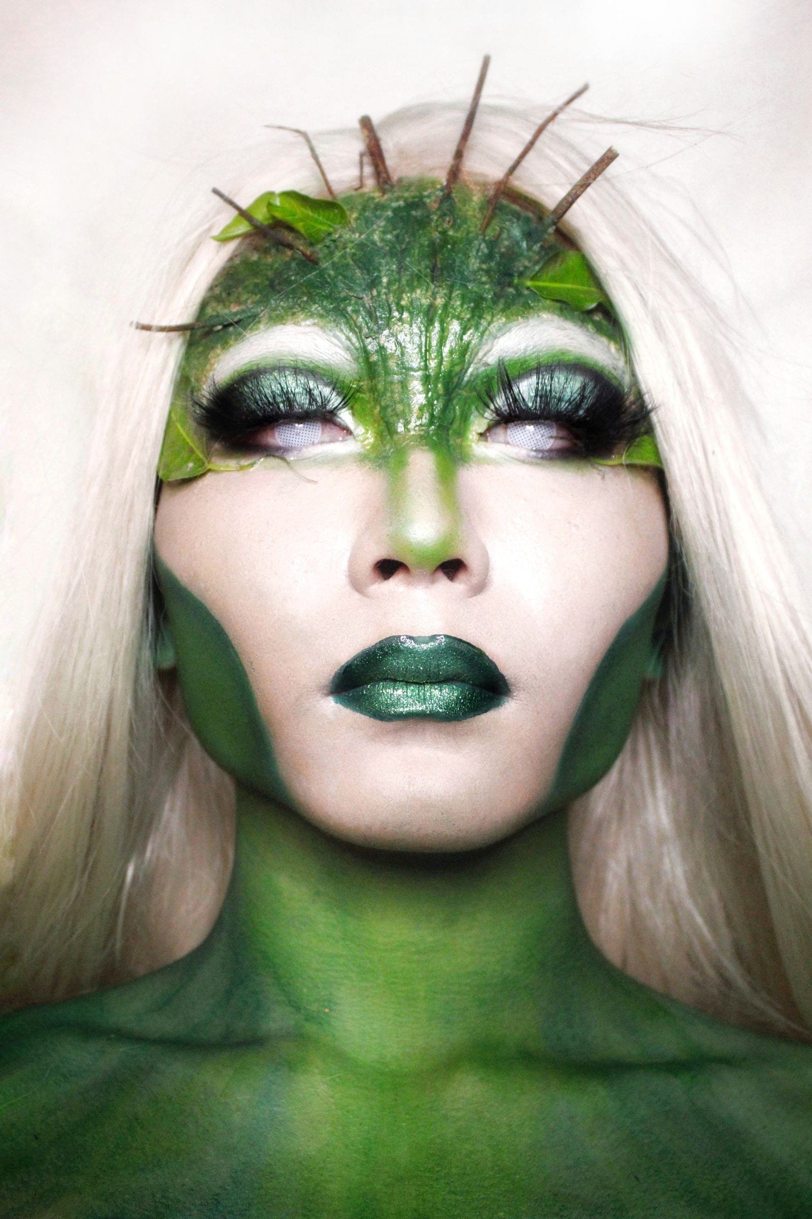 alien inspired makeup ideas — 4. Silver Foil Metallic Lips