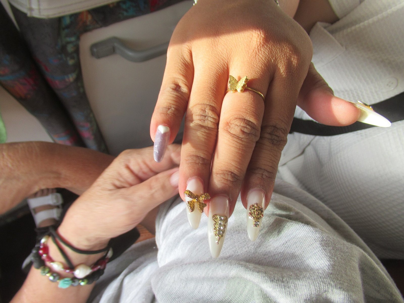 Tortoiseshell gold accent nails ideas - Short Tortoiseshell Nails With Gold Studs