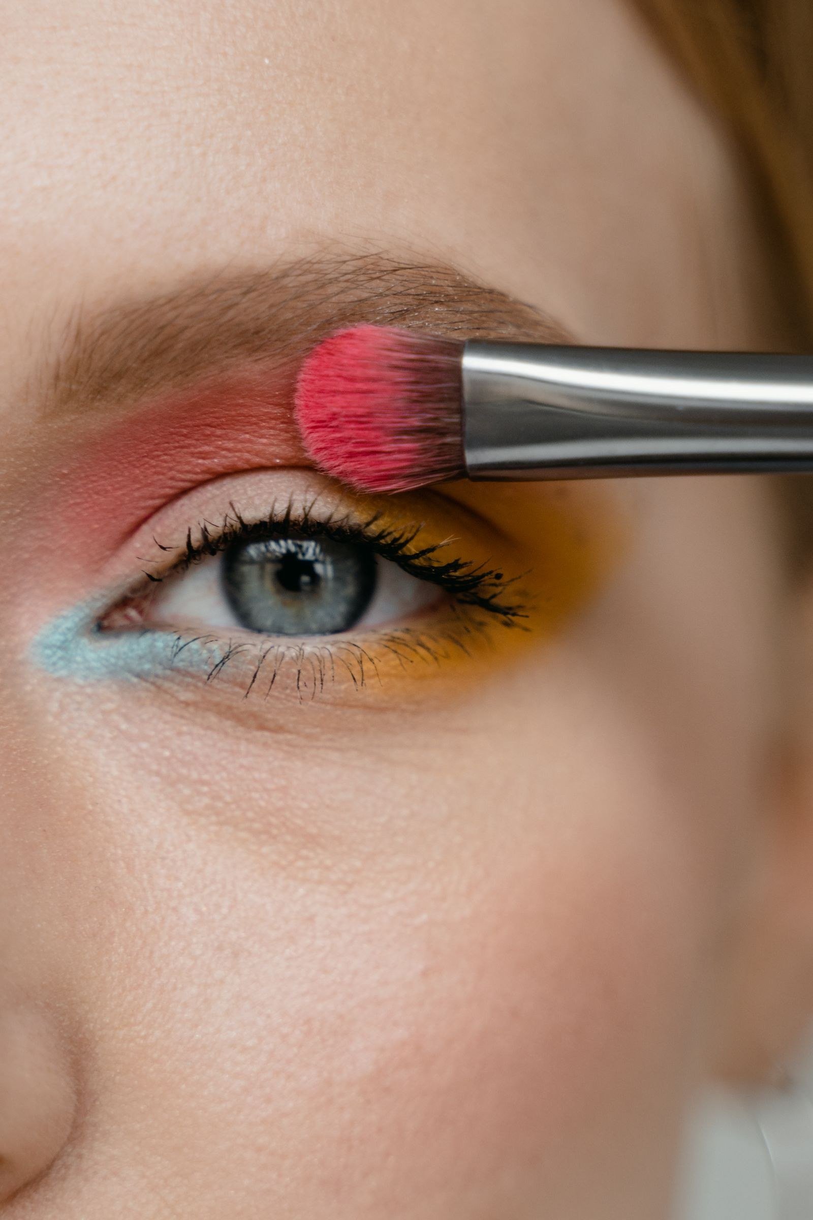 alien inspired makeup ideas — 5. Bioluminescent Graphic Liner