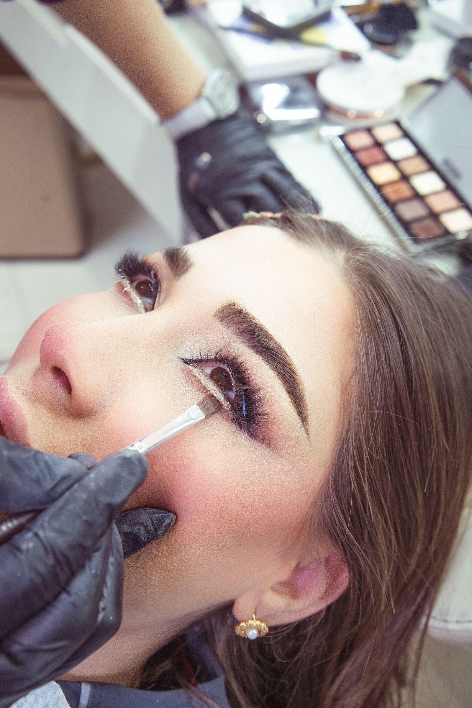 alien inspired makeup ideas — 6. Alien Contour with Cool Tones