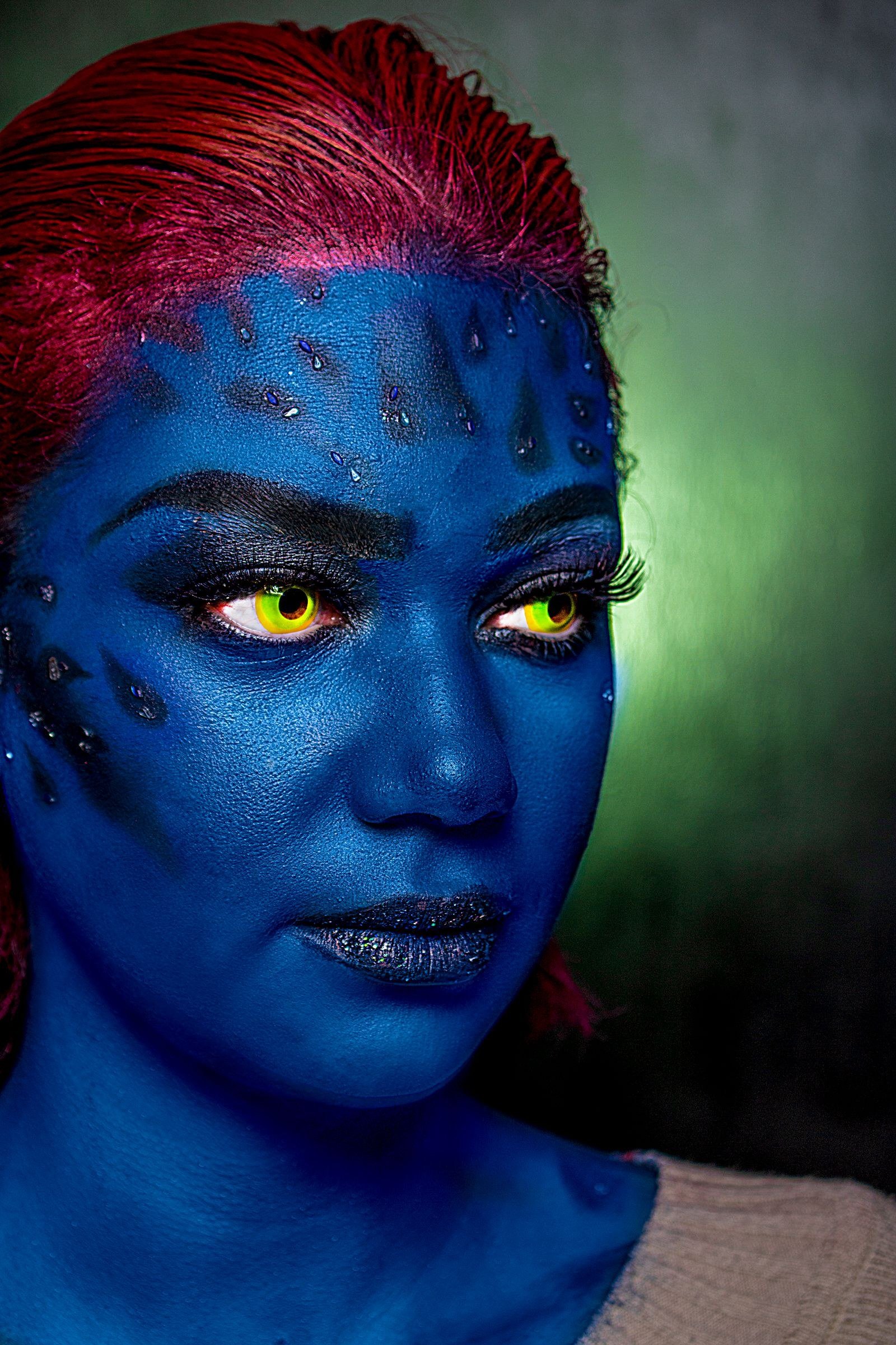 alien inspired makeup ideas — 10. UV-Reactive Neon Details