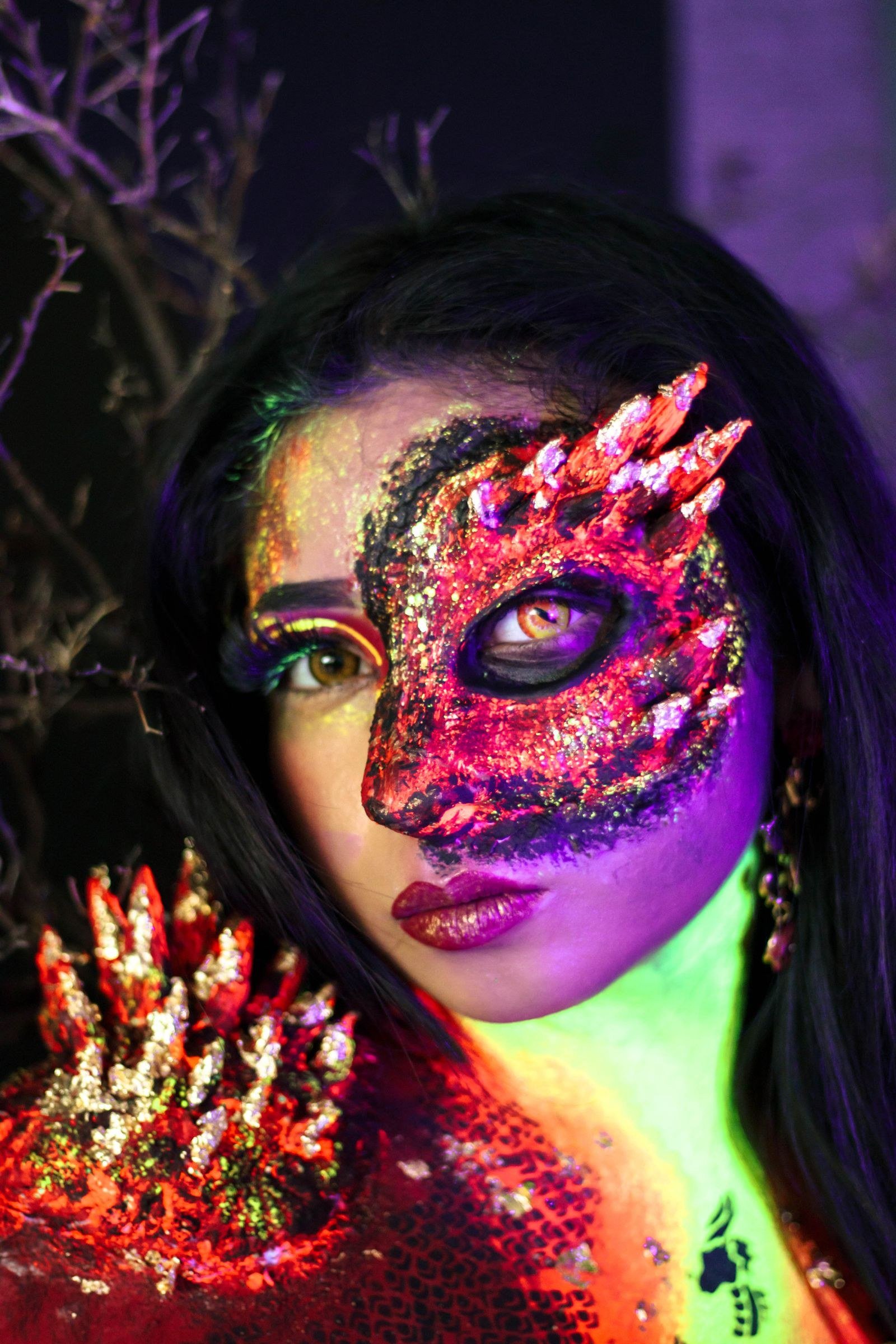 alien inspired makeup ideas — 11. Sleek Hair to Frame the Look