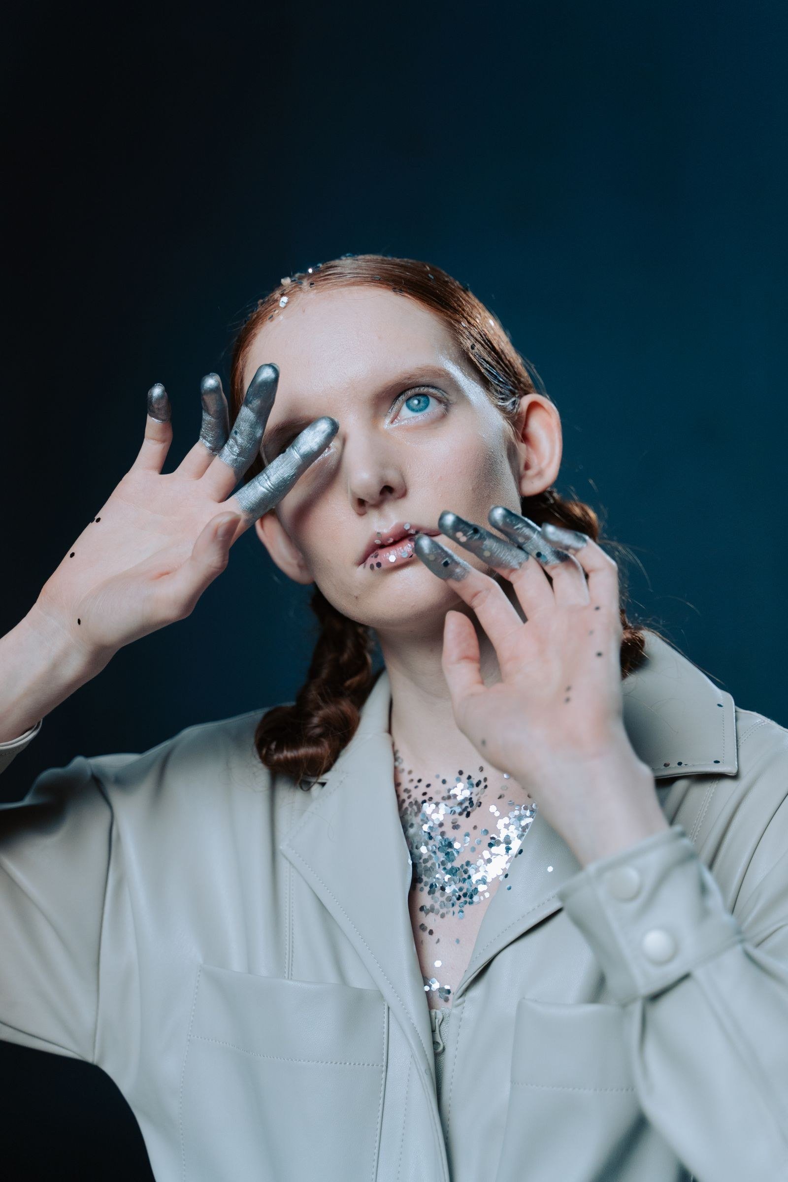 alien inspired makeup ideas — 14. Monochrome Silver Eye Looks