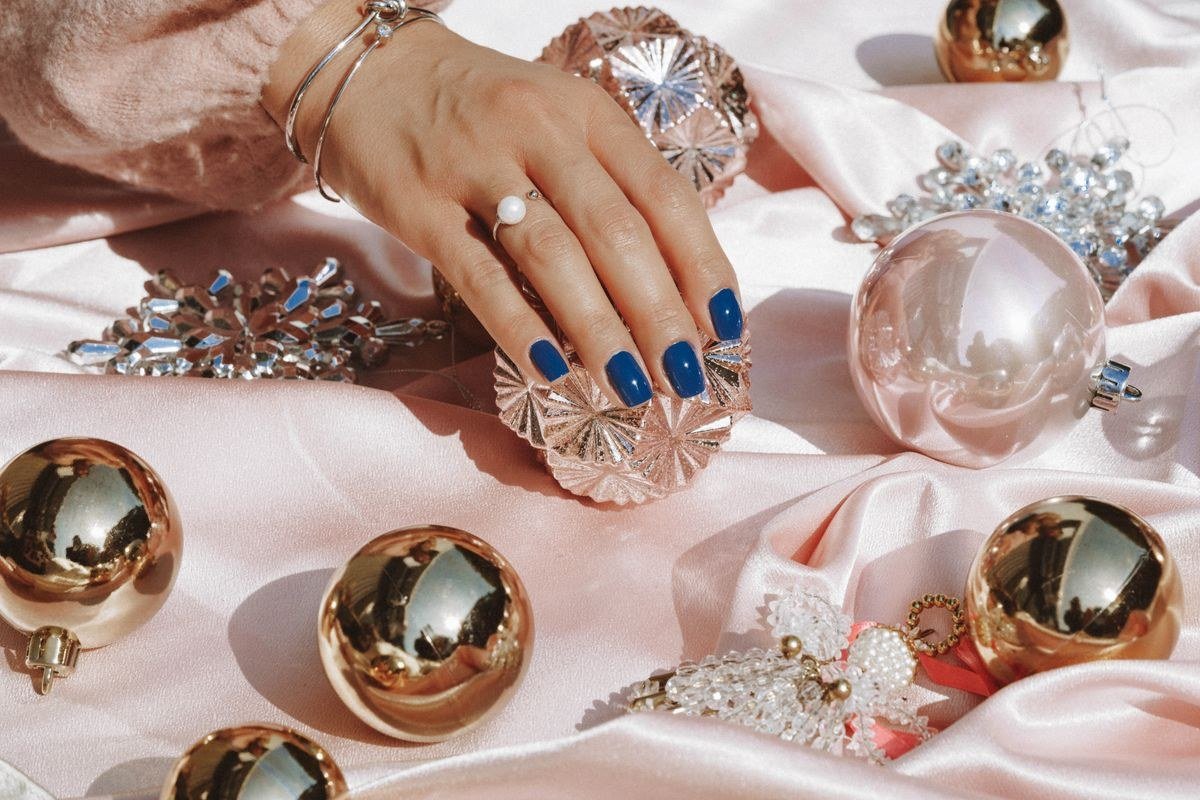 Fall and winter jelly pink chrome nails with cozy seasonal style