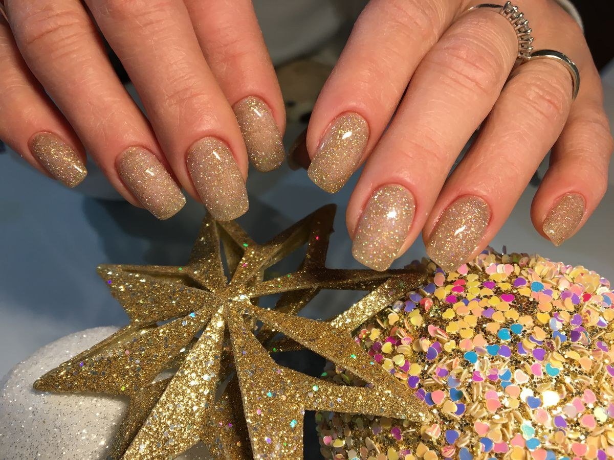 Soft halo aurora cat eye nails with glowing diffused shimmer