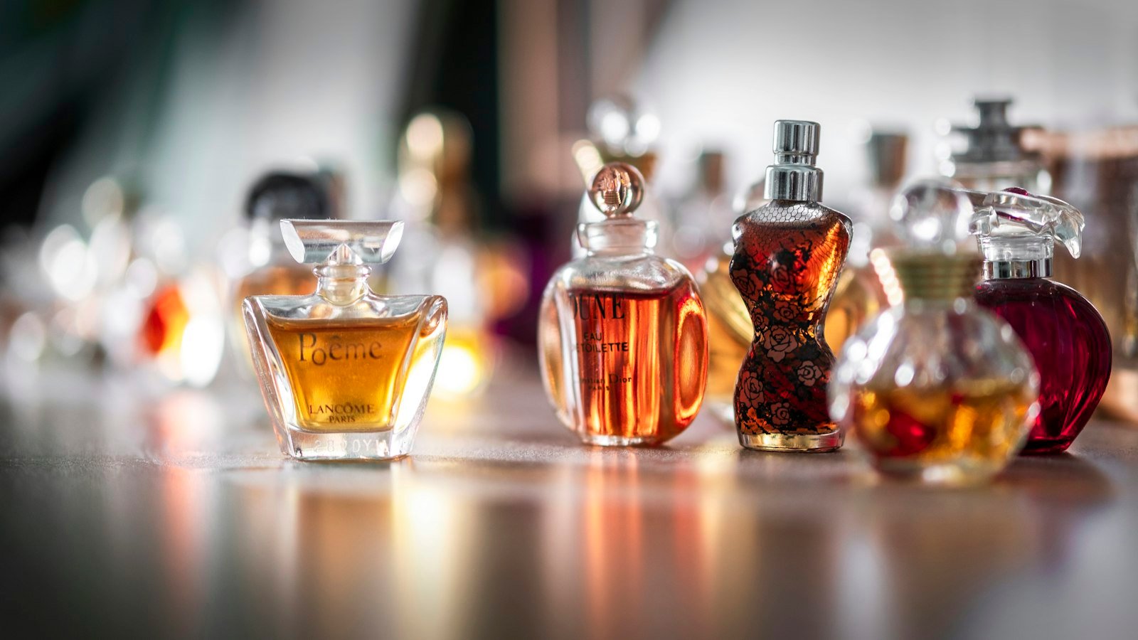 Minimalist perfume bottle representing modern solid perfume design