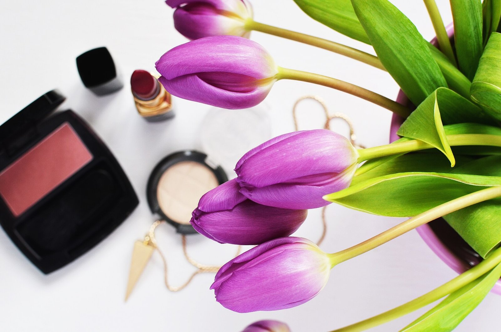 Flattering no mascara makeup look ideas for mature skin with soft definition