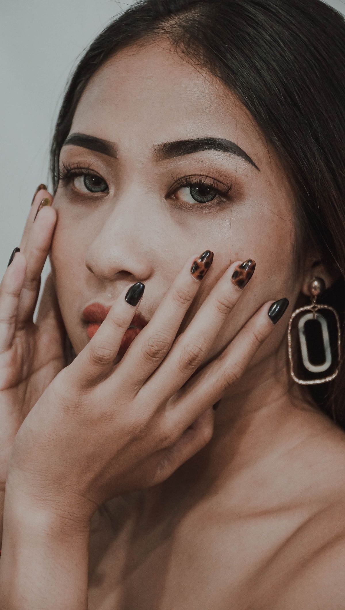Aurora cat eye nails compared with chrome nail finishes