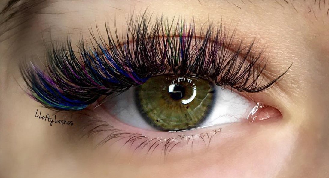Mascara wand applying lengthening mascara with a wiggling technique
