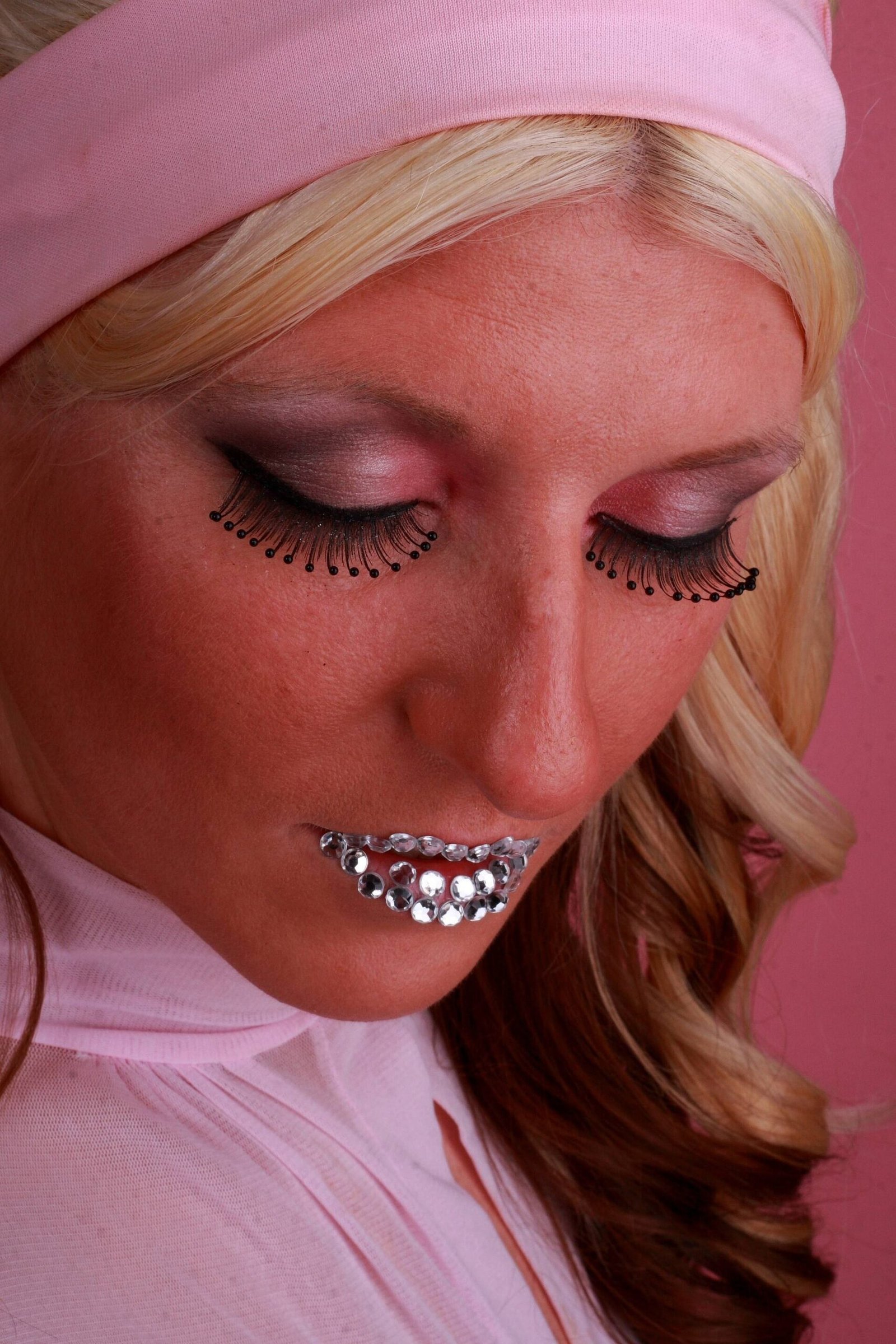 Final soft wispy lashes makeup look with a gentle smile