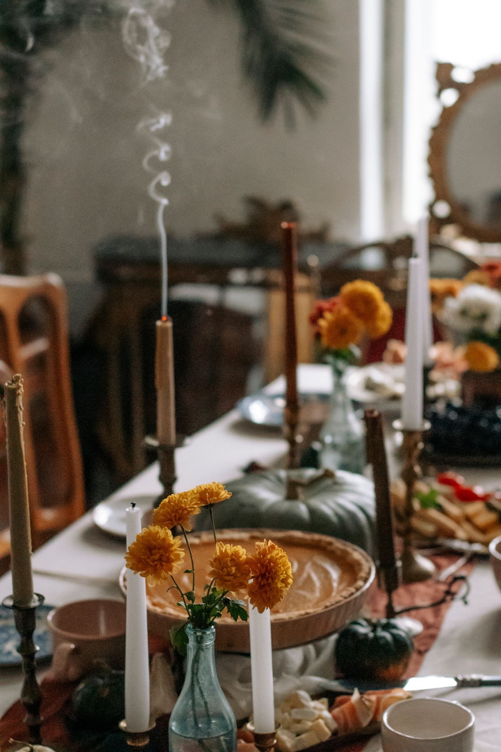 Seasonal Foliage and Natural Elements for Thanksgiving dinner table setting ideas