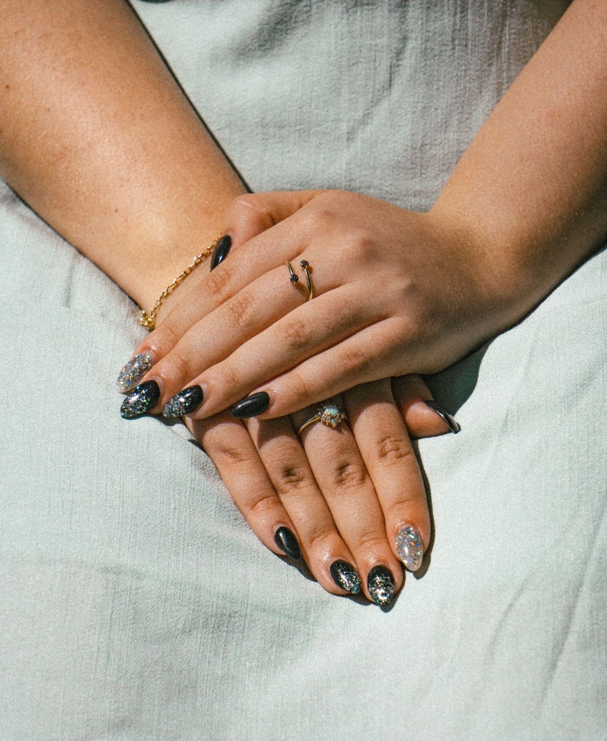 Smoky silver black chrome nails with silver rings