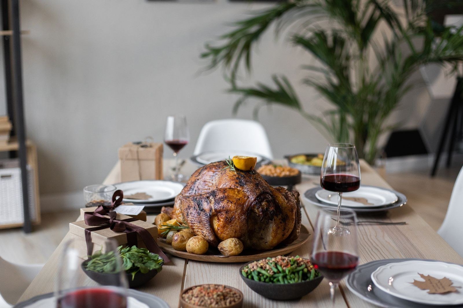 Neutral Plates and Linen Napkins for Simple Thanksgiving tablescapes ideas