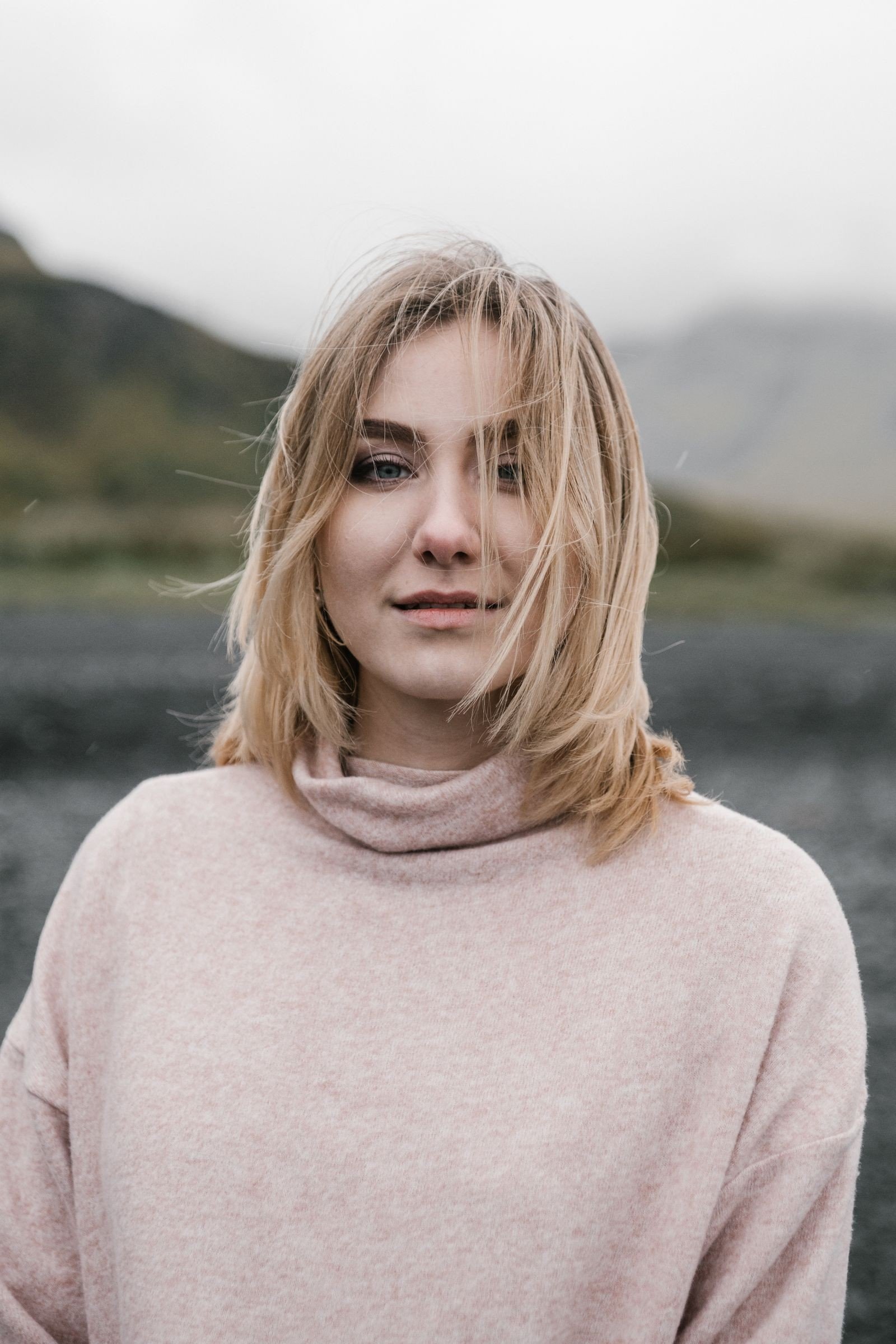 oversized turtleneck outfit ideas — Date Night Turtleneck Looks