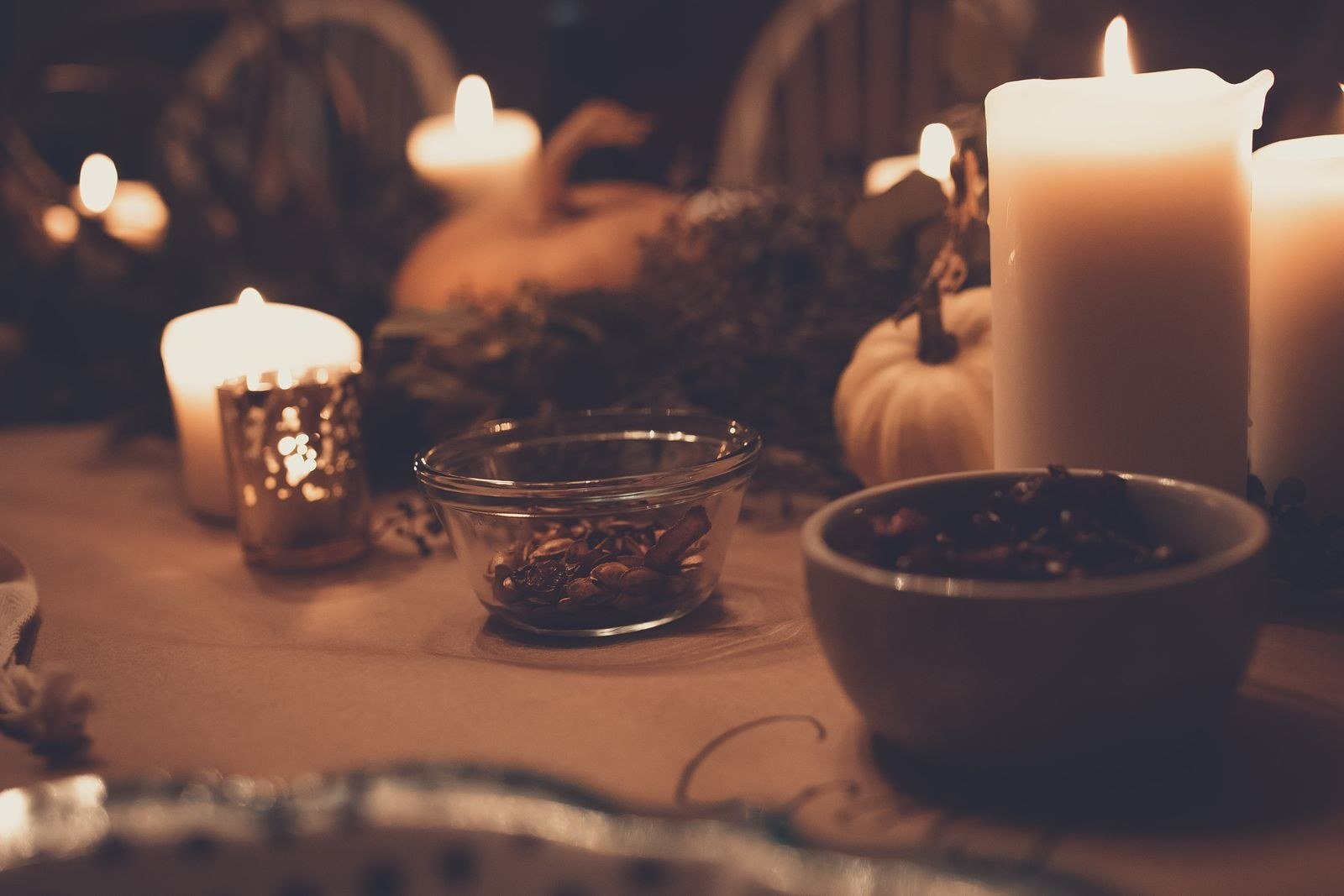 Mixing Candles and Fairy Lights for Simple Thanksgiving tablescapes ideas