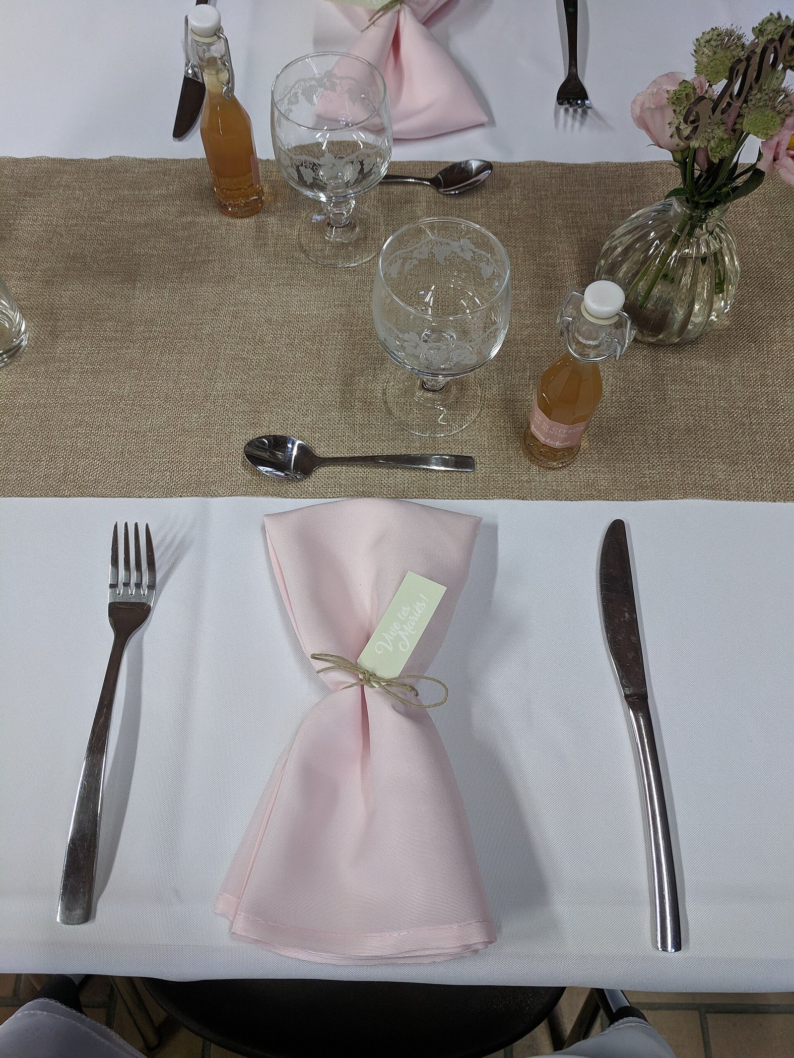 Balancing messy and elegant in messy coquette wedding decor ideas