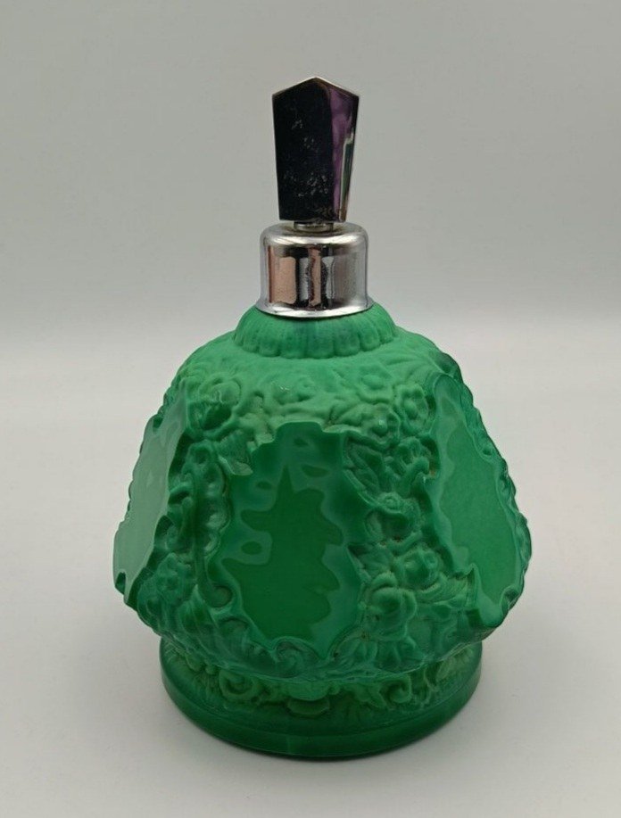 Sourcing quality fragrance oils and bottles from specialist suppliers