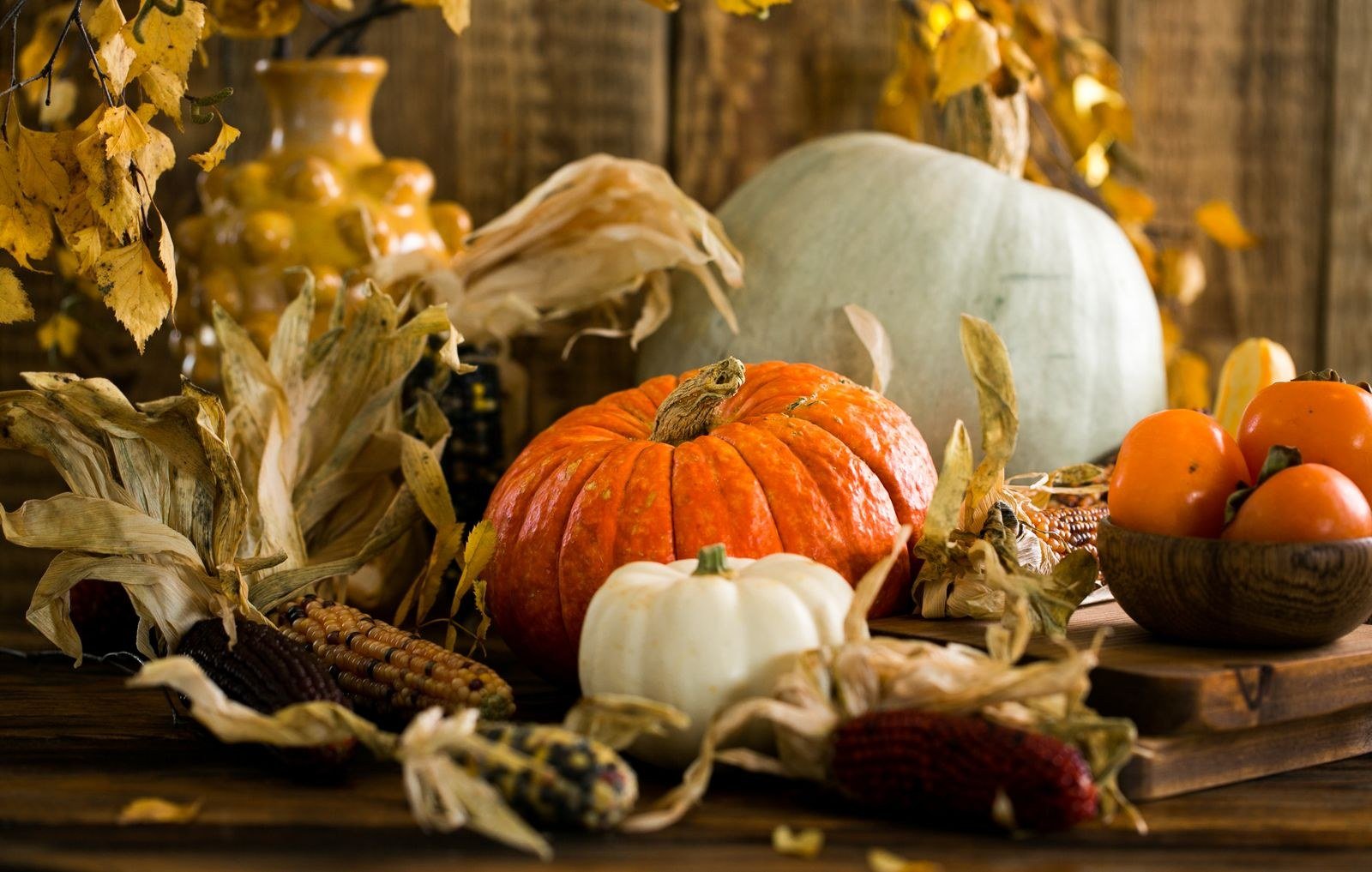 Candle and Greenery Centrepieces for DIY Thanksgiving centerpieces ideas