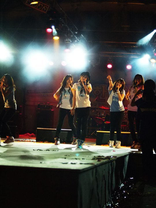 Zoey-inspired playful costume with colourful hair accessories and bright styling