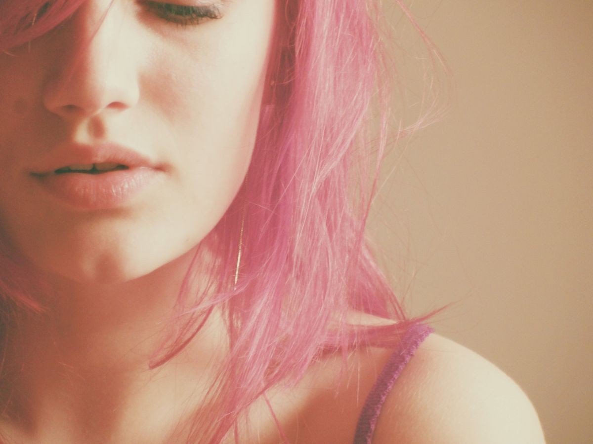 Dusty rose pink hair in autumn winter styling