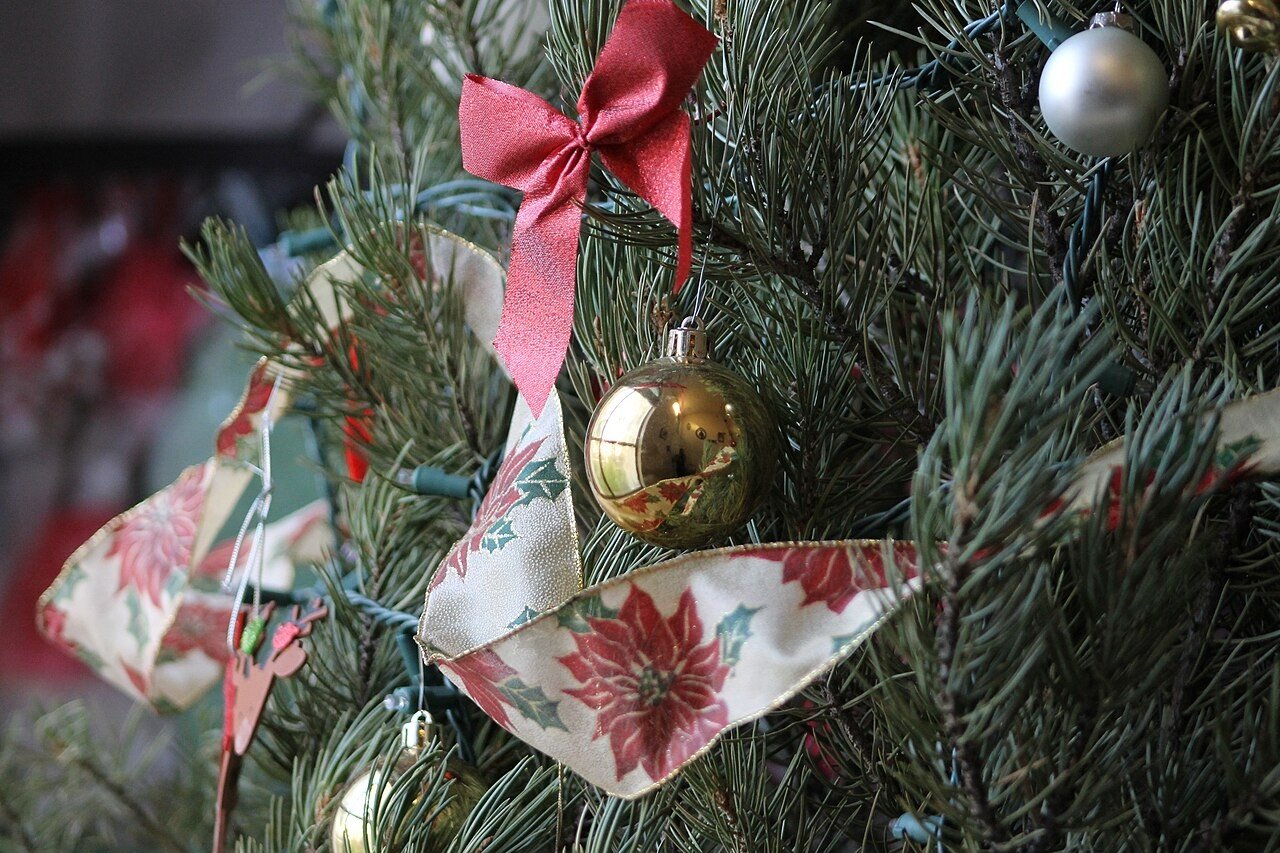 Choosing the Right Bow Size for Your Tree for Bows on Christmas trees ideas