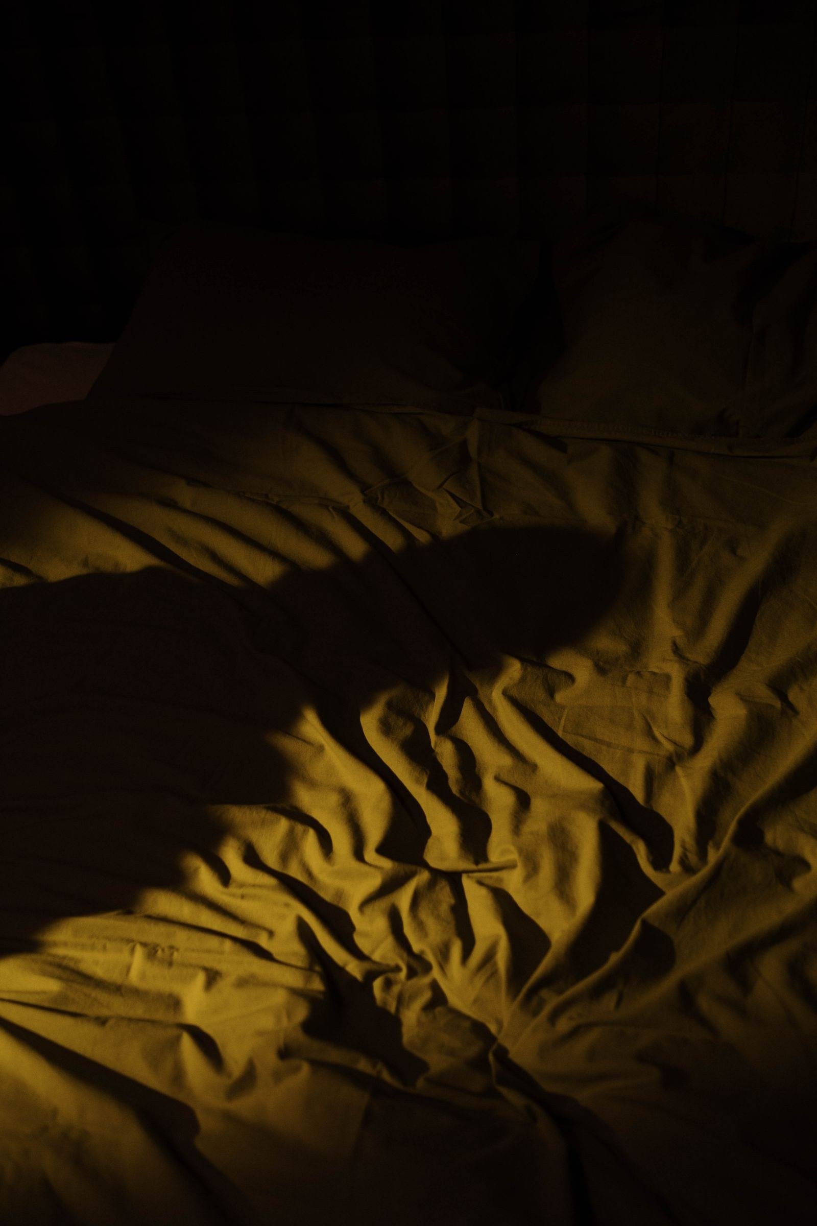 warm brown bedroom decor ideas — 3. Layered Brown Bedding