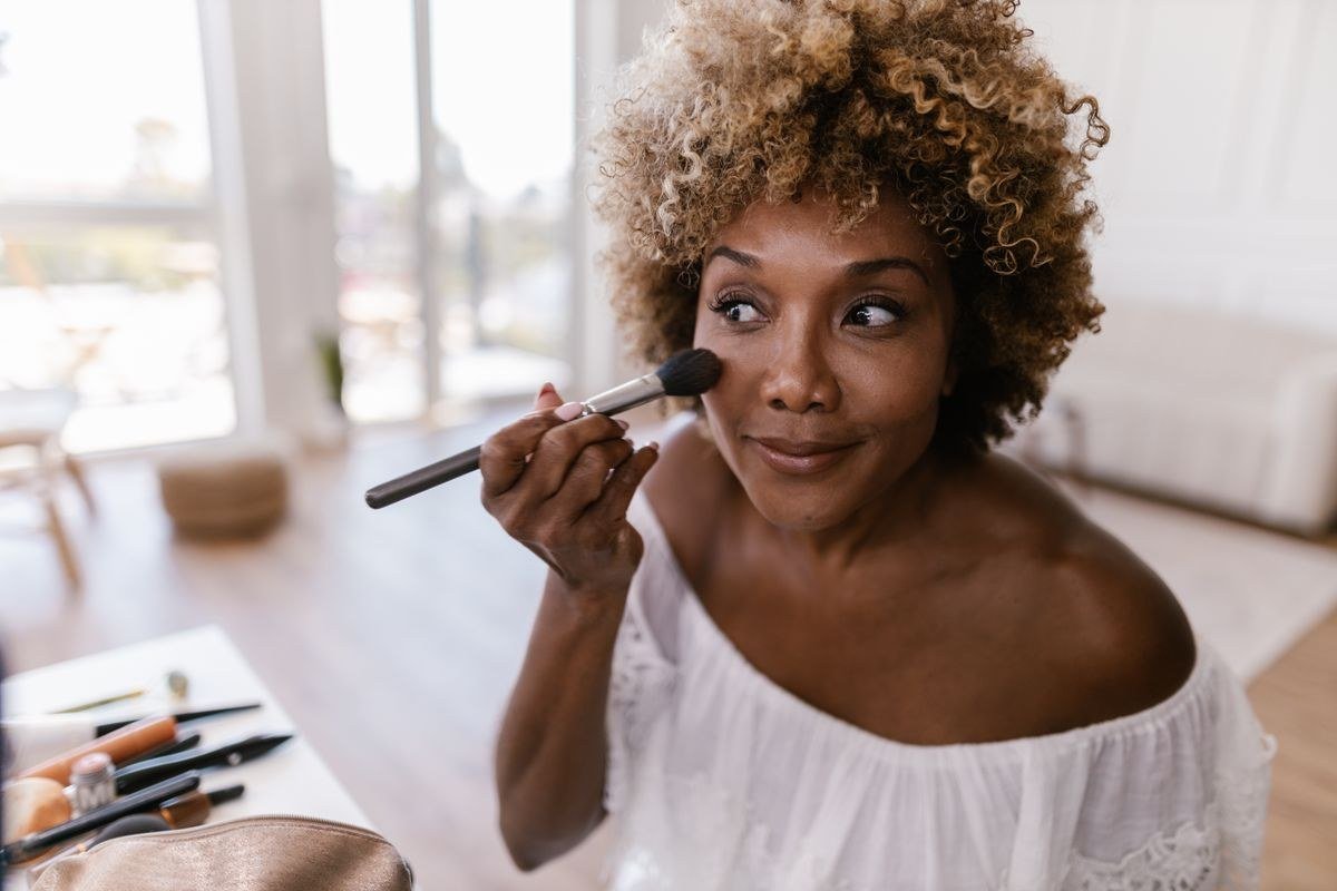 Blending concealer with sponge for bright blurred under eyes
