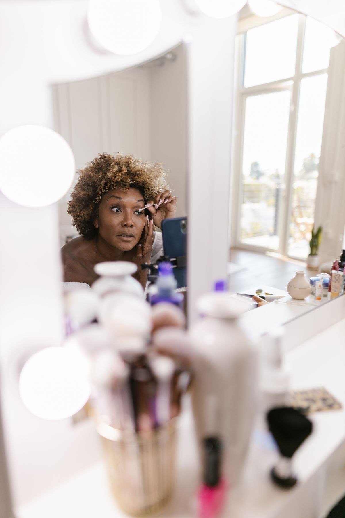 Setting makeup with translucent powder using fluffy brush