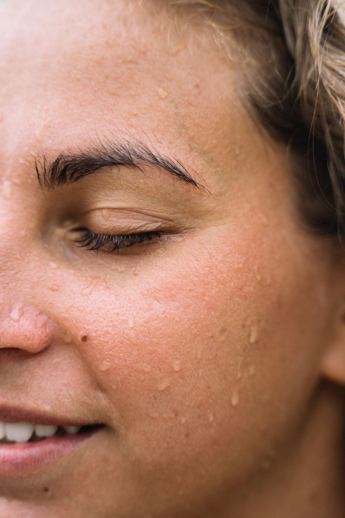 Cloud skin makeup routine adapted for oily skin types