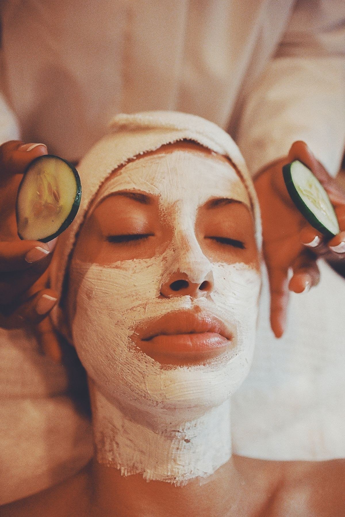 Avocado face mask recipe with fresh avocado and natural ingredients