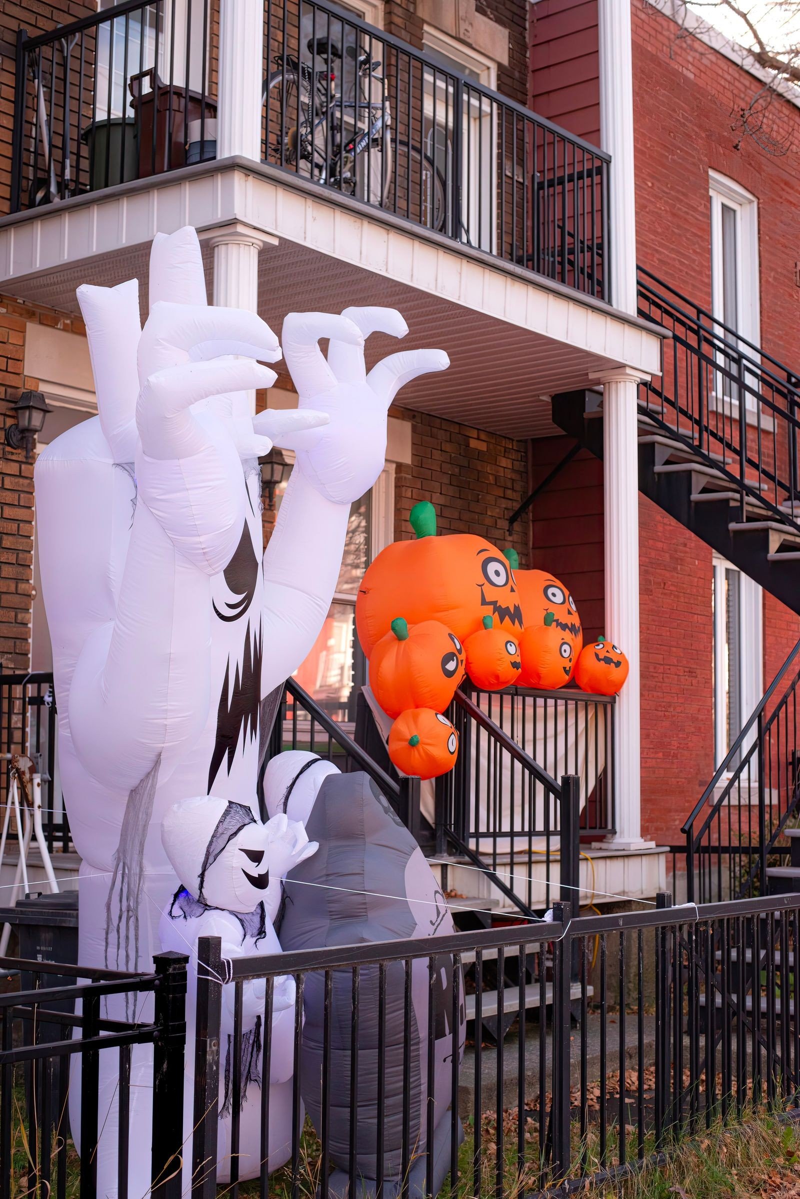 giant skeleton yard display ideas — Neighbor-Friendly Display Etiquette