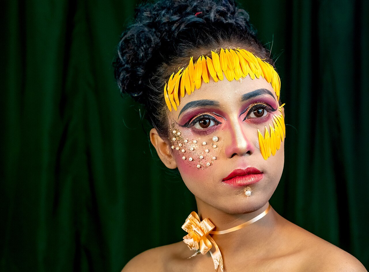 Smoky eye makeup tutorial for modern witch costume