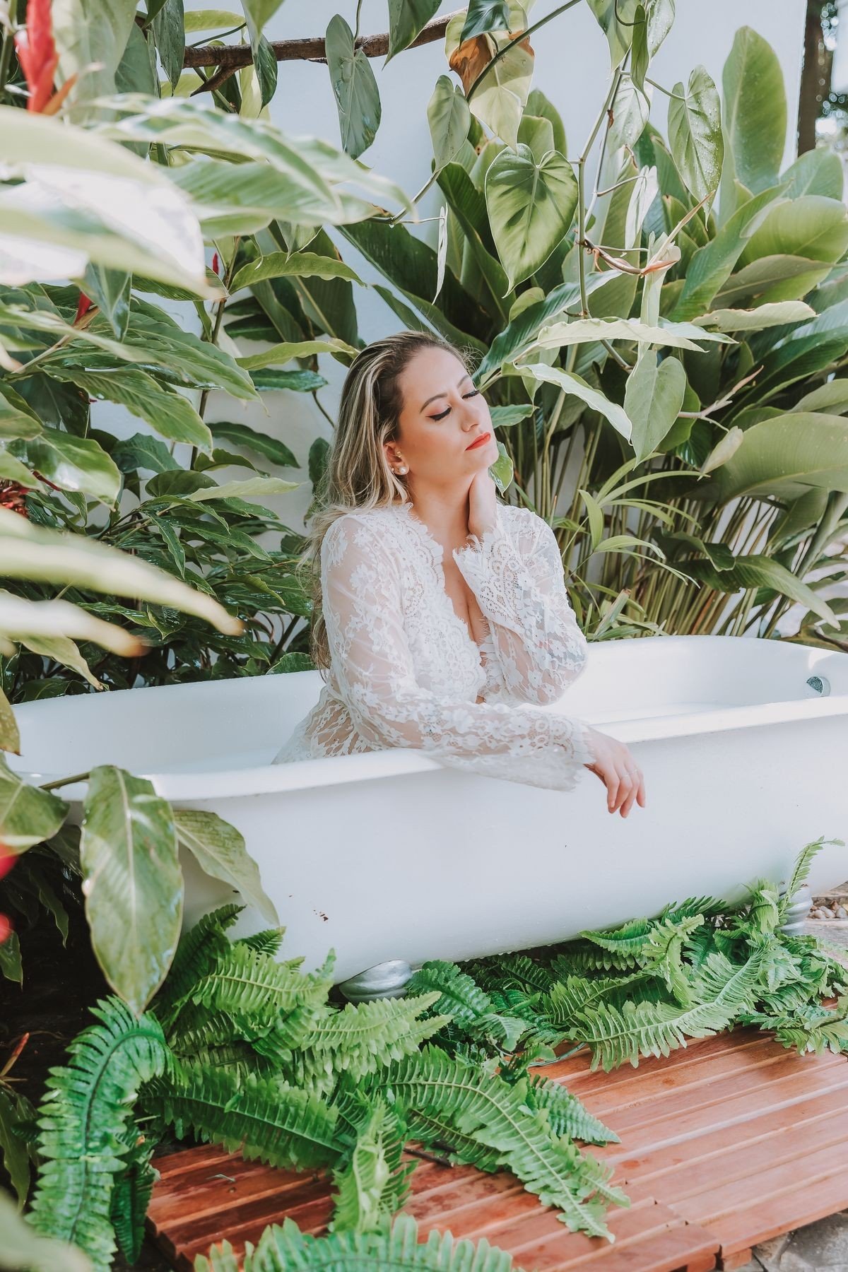 Evening body care with rich cream and a relaxing bathroom atmosphere