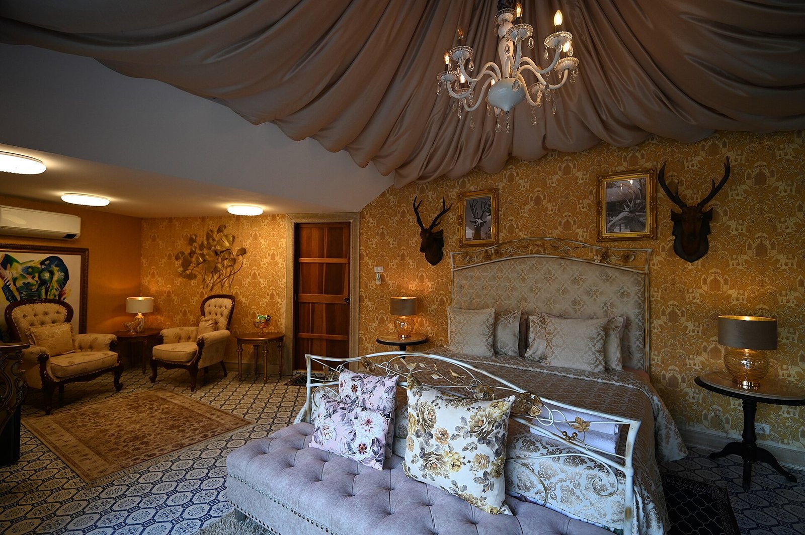 Vintage floral wallpaper ideas showing careful maintenance keeping floral wallpaper beautiful