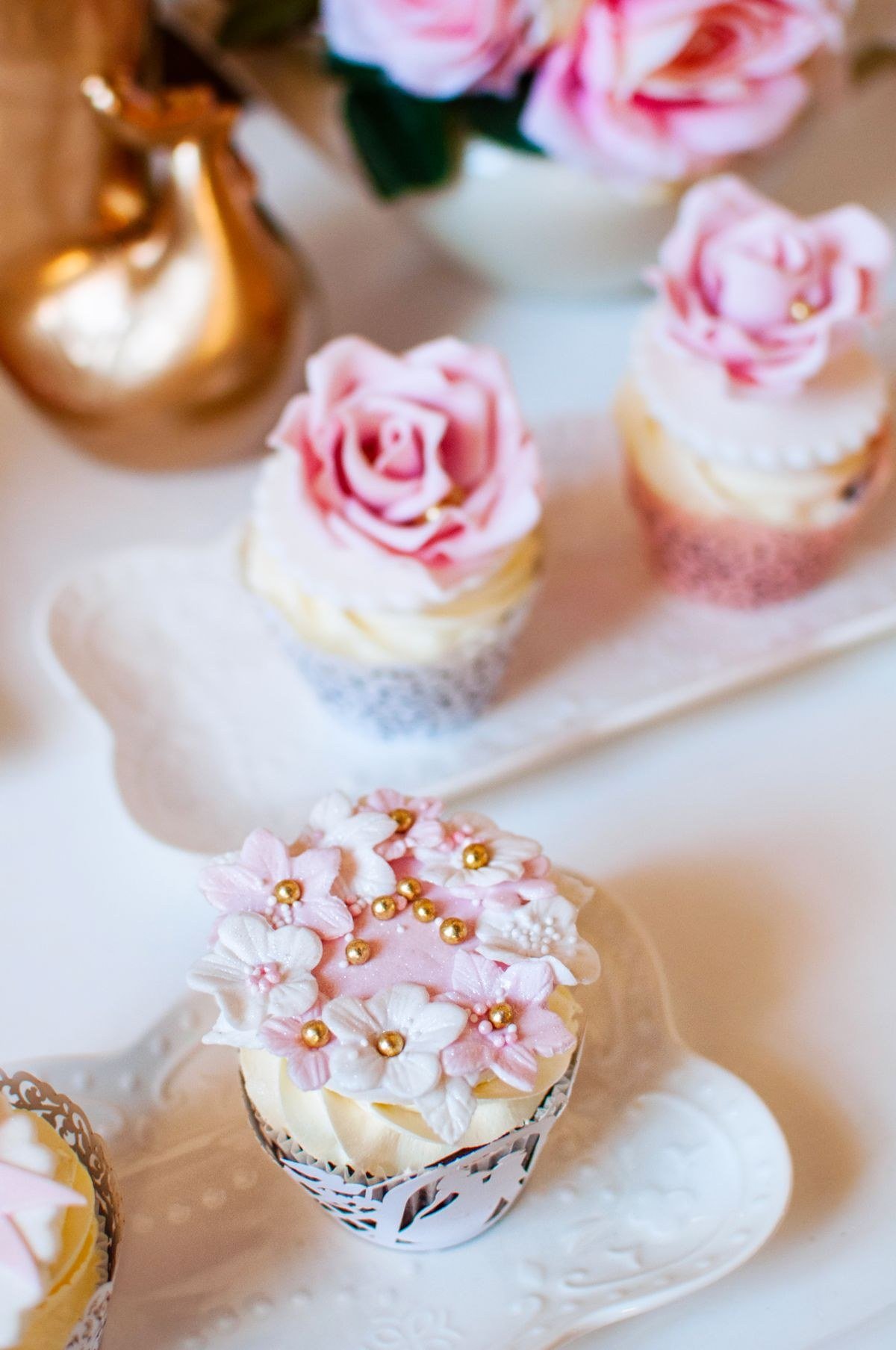 Seasonal flower pot cakes with spring tulips and autumn mums designs