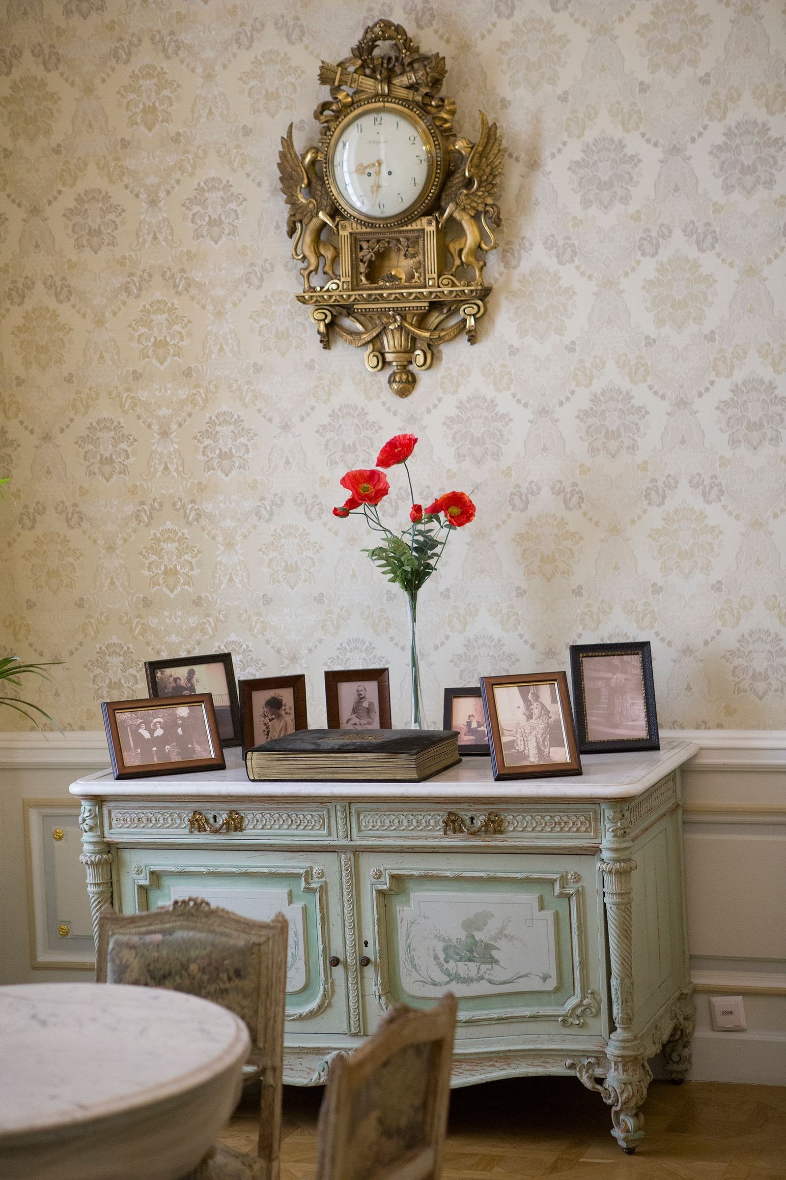 Seasonal photo display with autumn family pictures