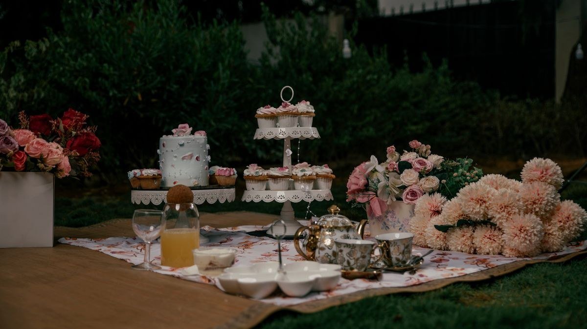 Beautifully photographed flower pot cakes on rustic wooden table