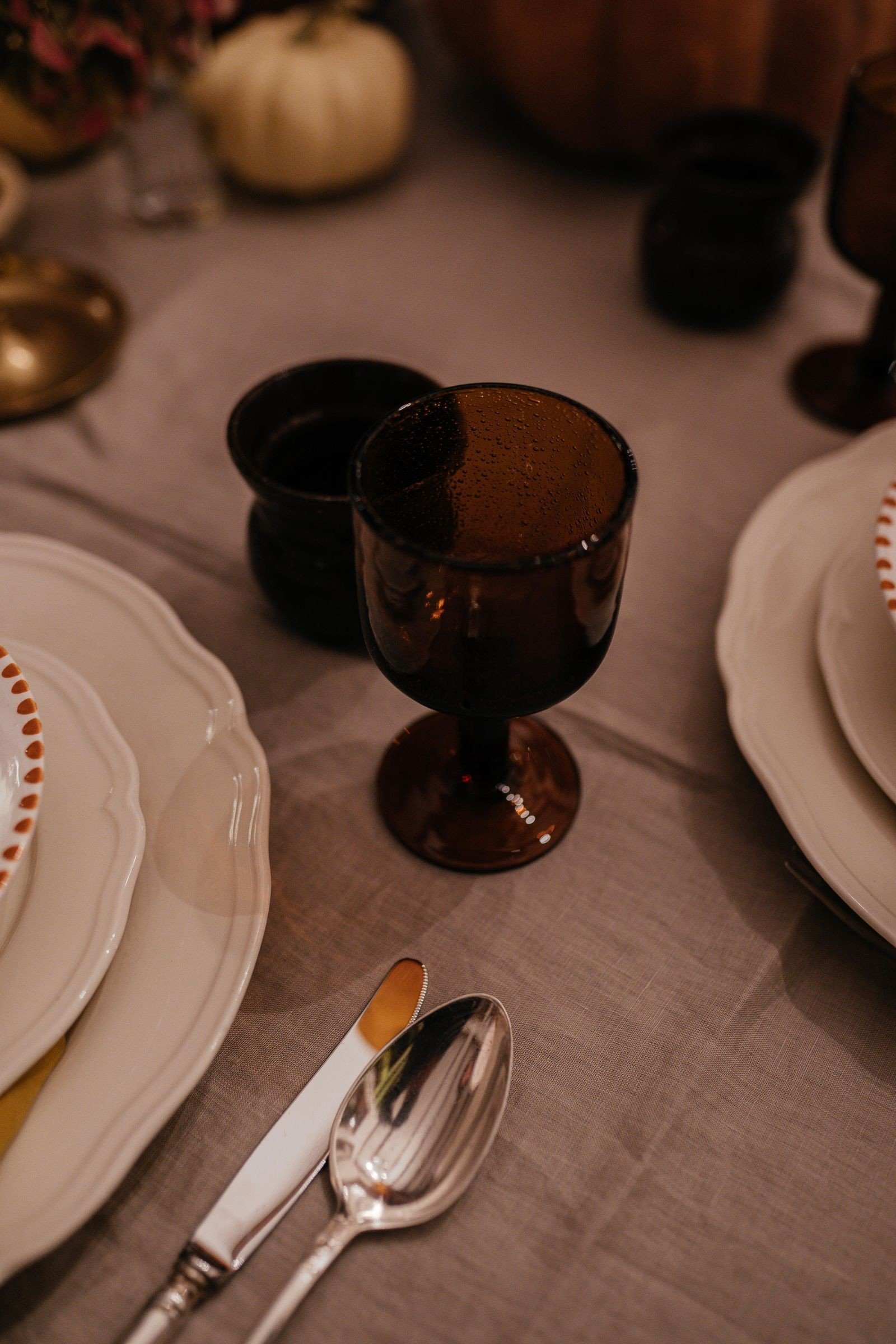 Well balanced Thanksgiving table with low centrepiece