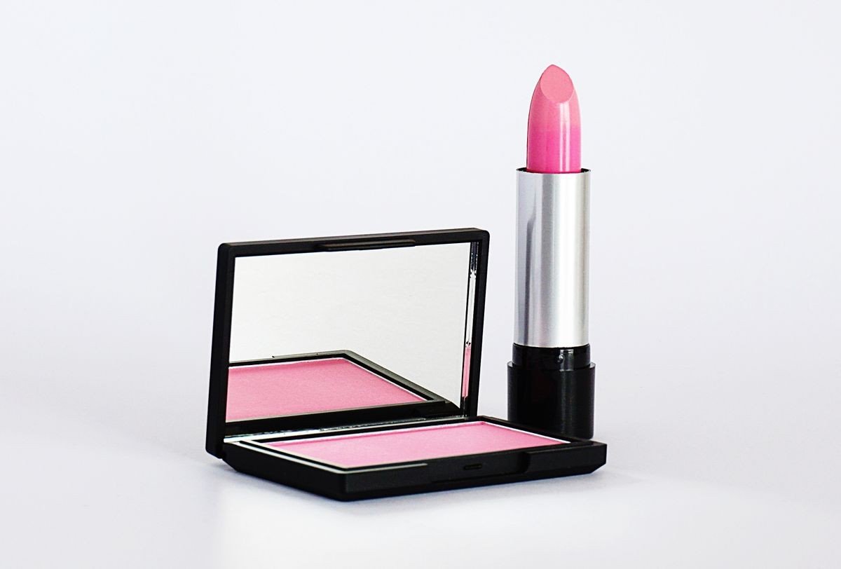 Choosing mauve blush shades for different skin tones
