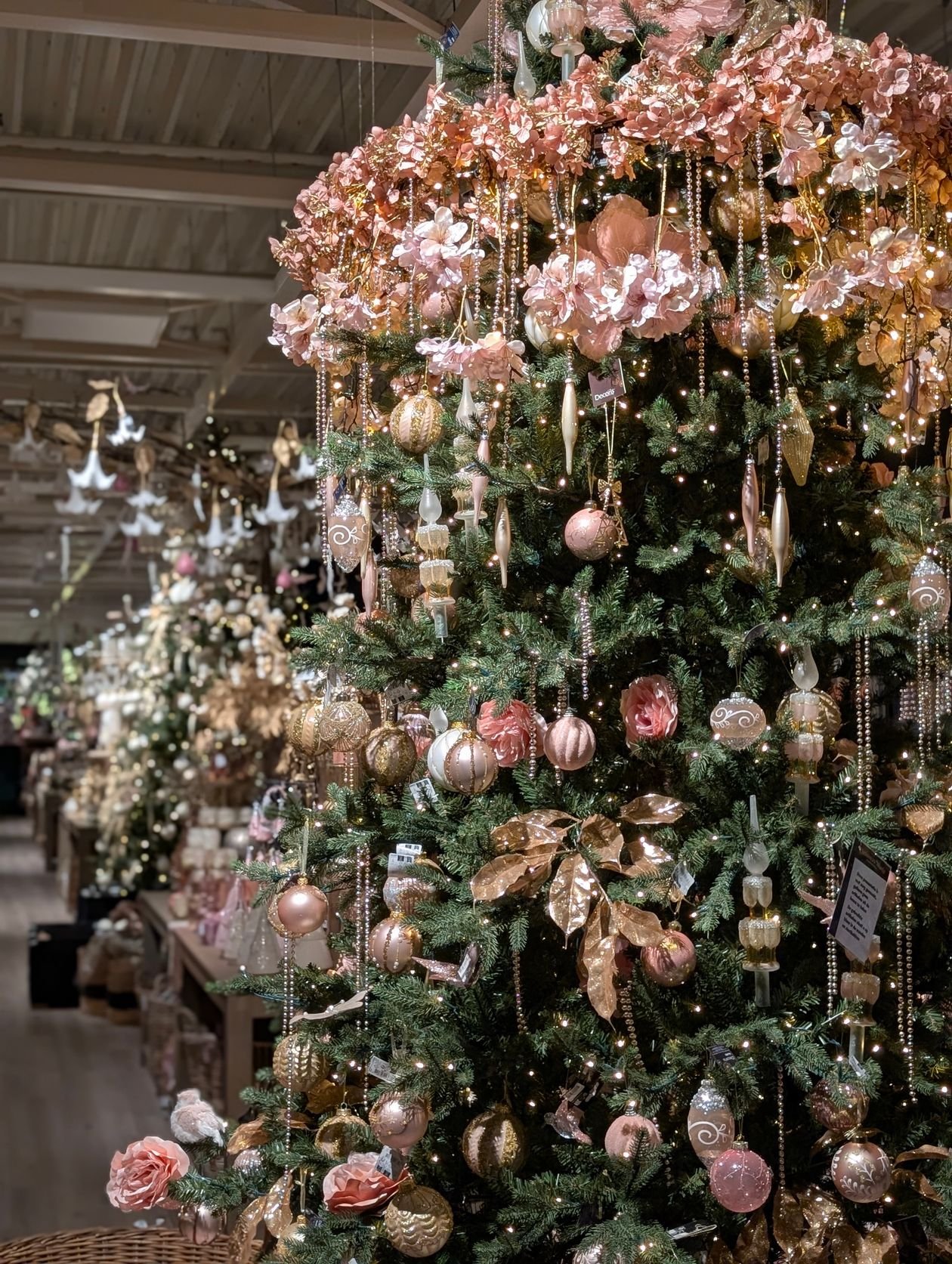 Luxurious Christmas tree with elegant pink and gold ornaments