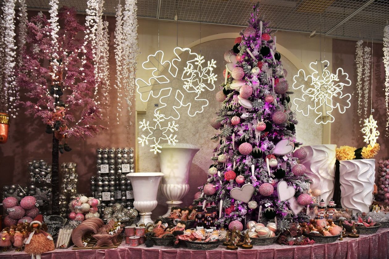 Pink-themed Christmas tree with matching ornaments