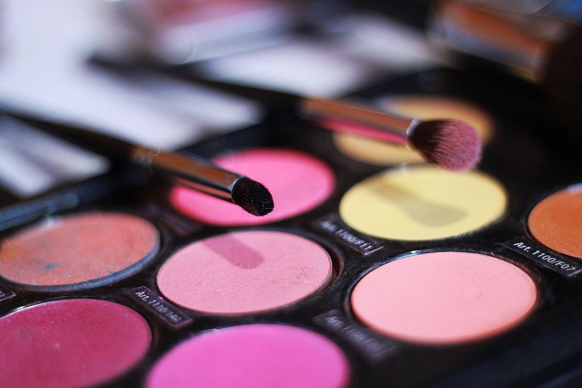 Soft glam evening look with mauve blush and glowing cheekbones