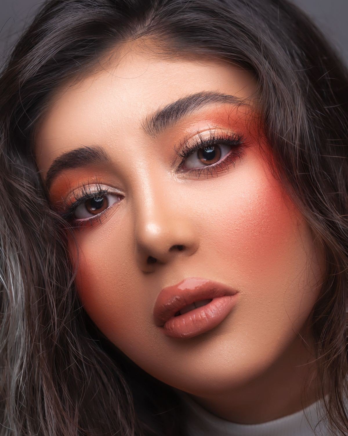 Mauve blush paired with neutral eyeshadow makeup