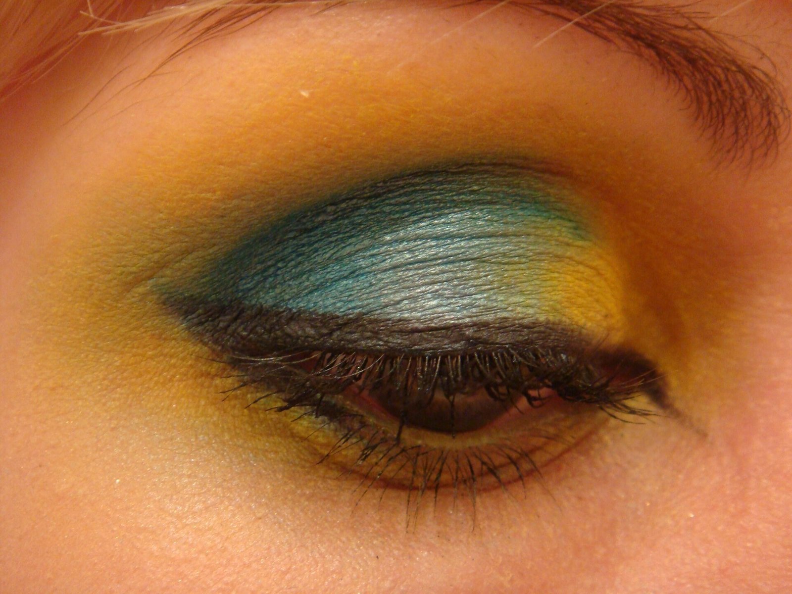 Silver highlight in the inner corners of the eyes