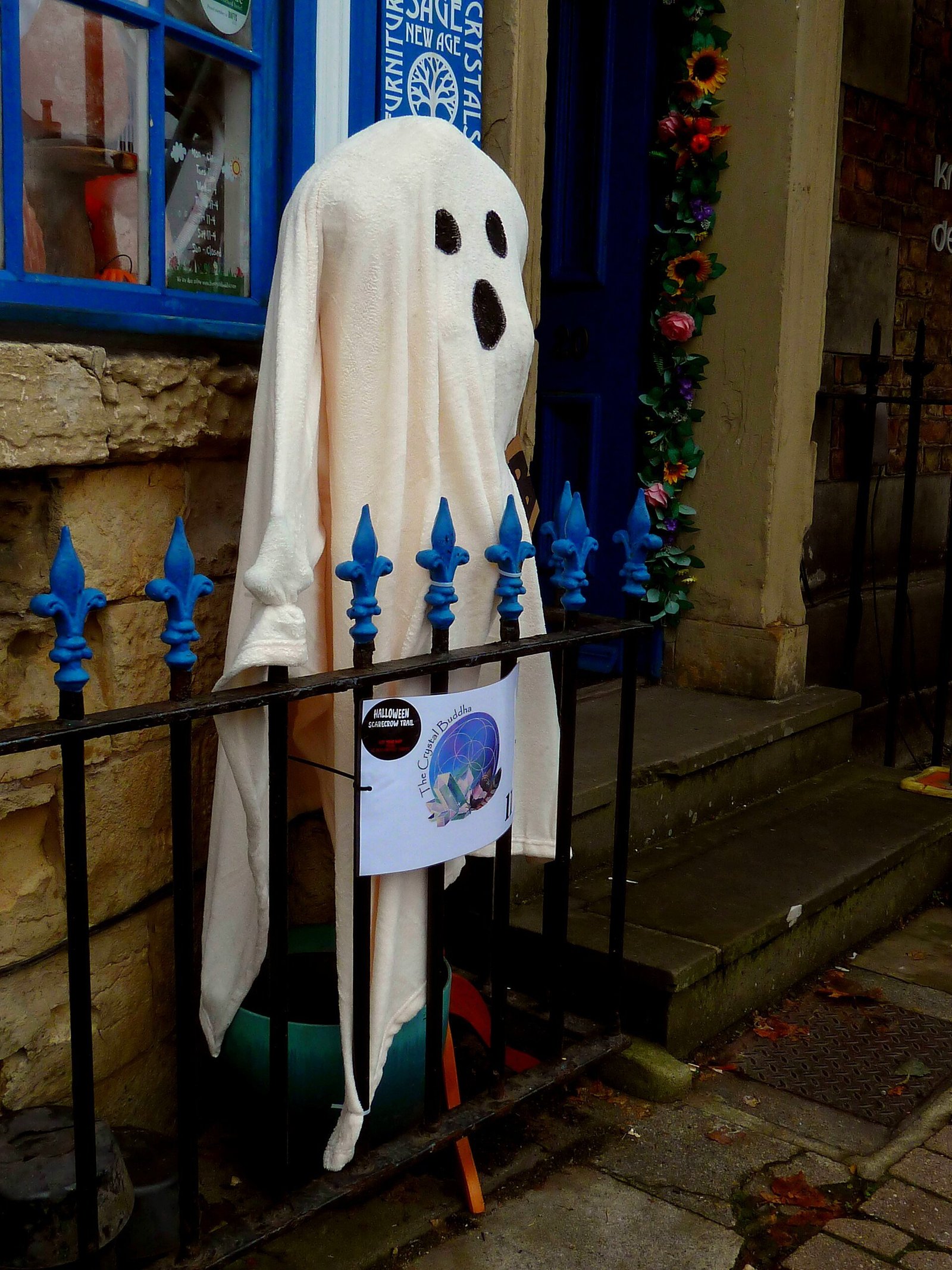 DIY tomato cage ghost ideas lining a walkway with glowing ghosts for trick-or-treaters