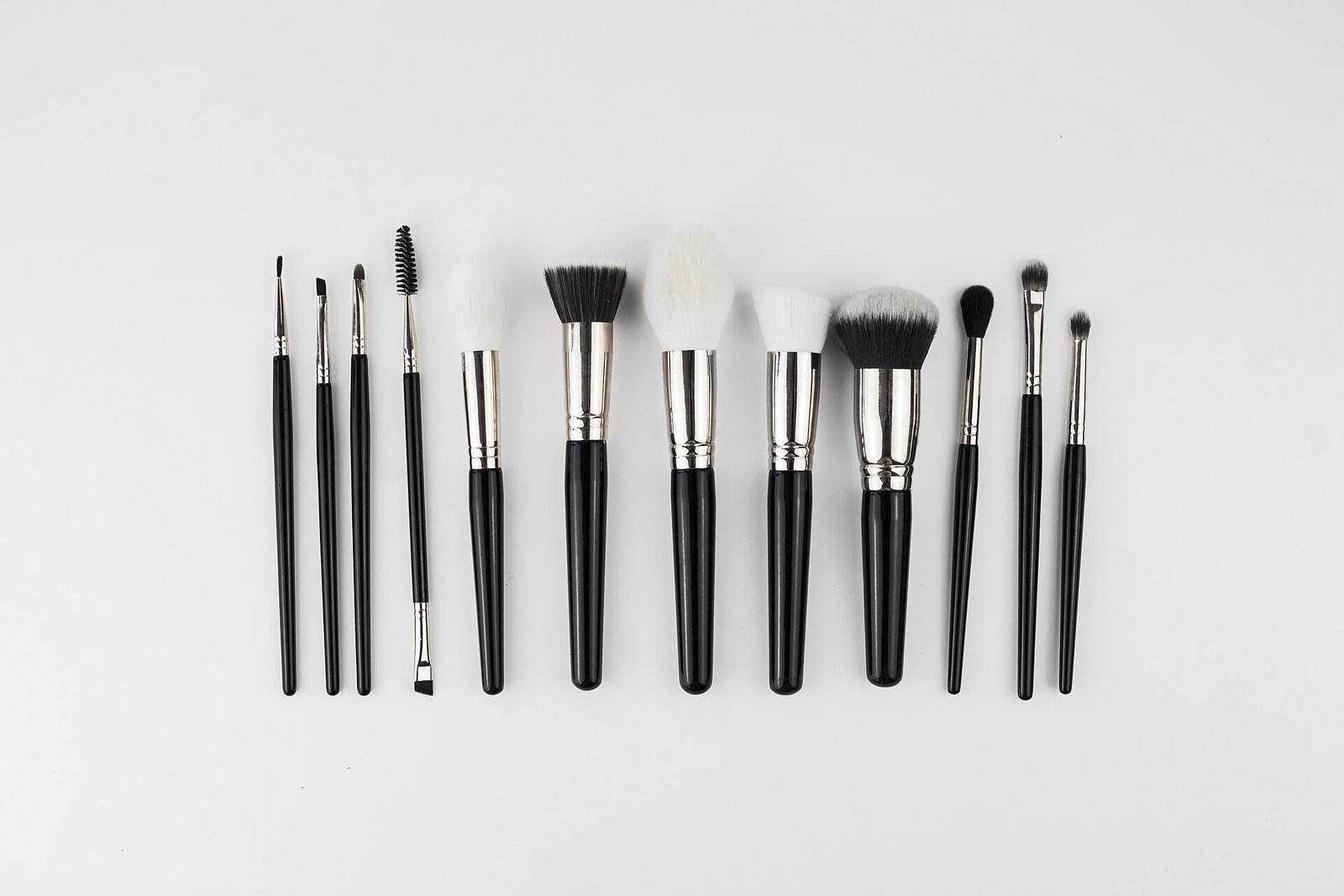 Silver eyeliner adapted for different eye shapes