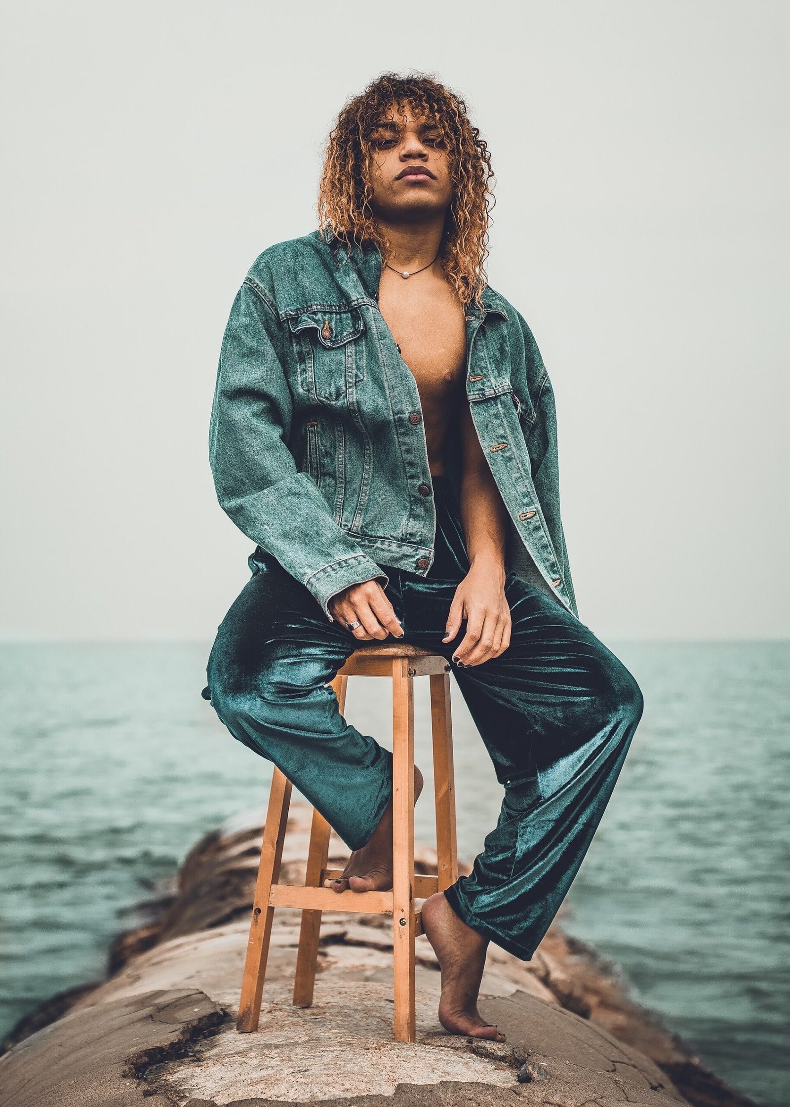 Barrel leg jeans with white trainers for a casual fall weekend look