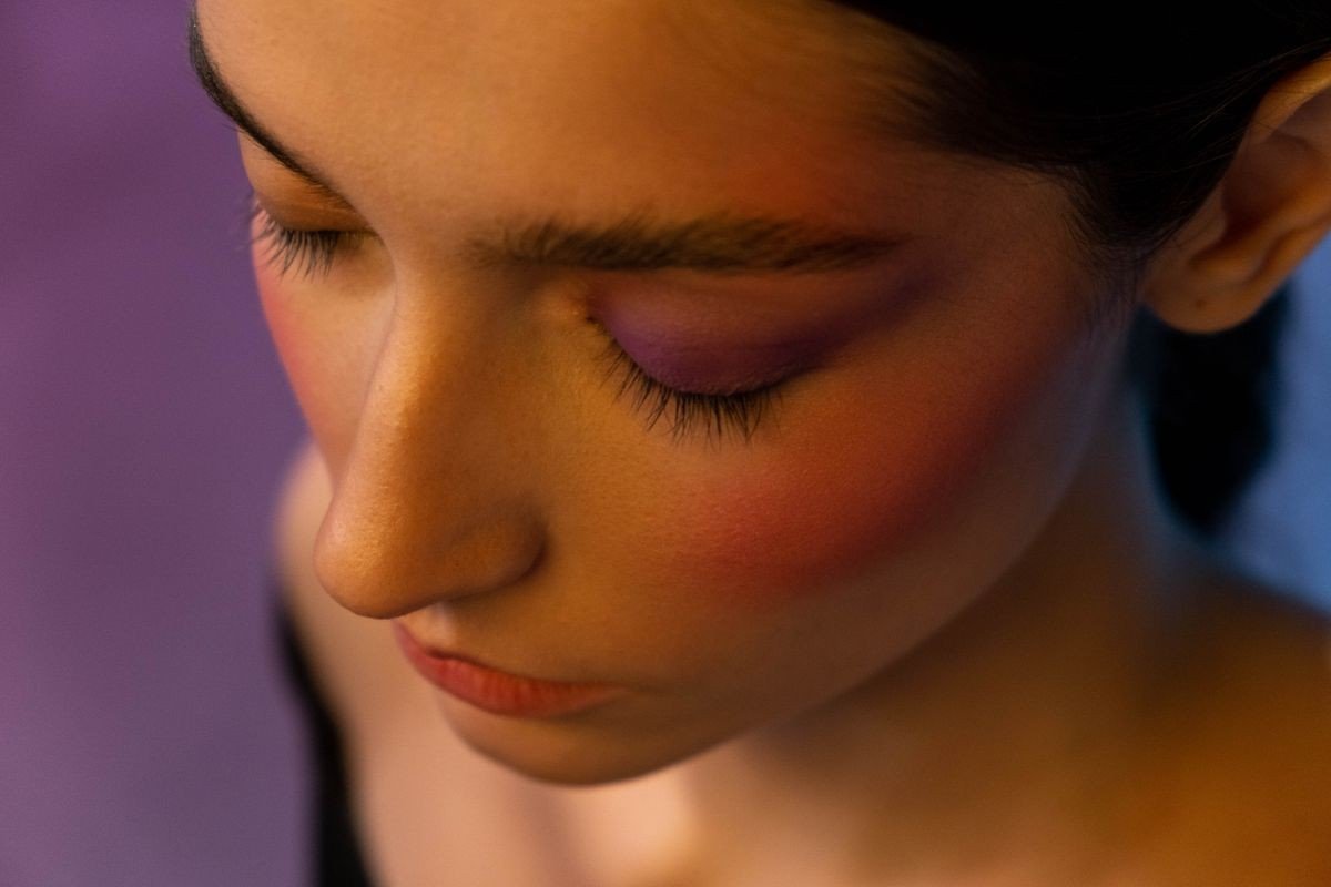 Berry blush with neutral eyeshadow makeup look